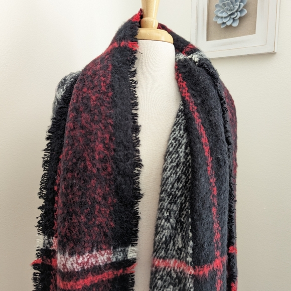 Steve Madden Plaid Fringe Scarf Red Black - Picture 4 of 6
